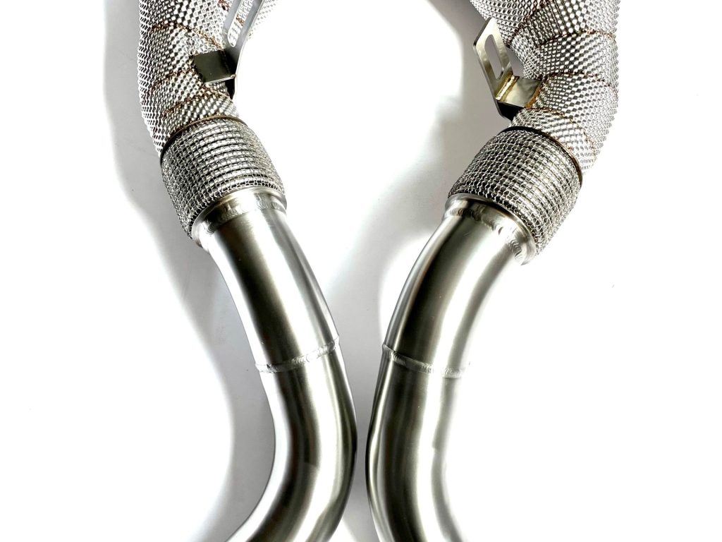 Downpipe-BMW-X6M-F86-S63-met-sportkats-en-hitteschild-scaled